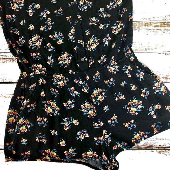 Forever 21 Floral Romper - Size M - Picture 4 of 7